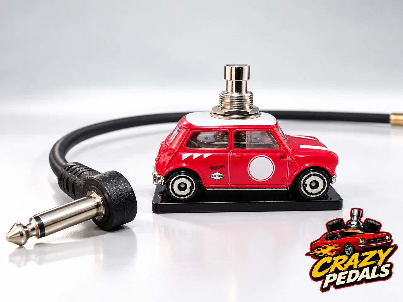 Pedal Mini vermelho de teto branco com cabo e plugue, em fundo claro